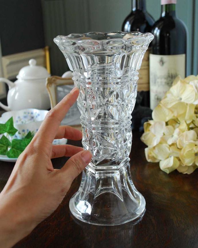 アンティーク 雑貨のガラス小物　アンティーク雑貨　お花のようなキレイな縁どり、アンティークプレスドグラスのフラワーベース（花器）。飾るだけで絵になる美しさ。(pg-4510)