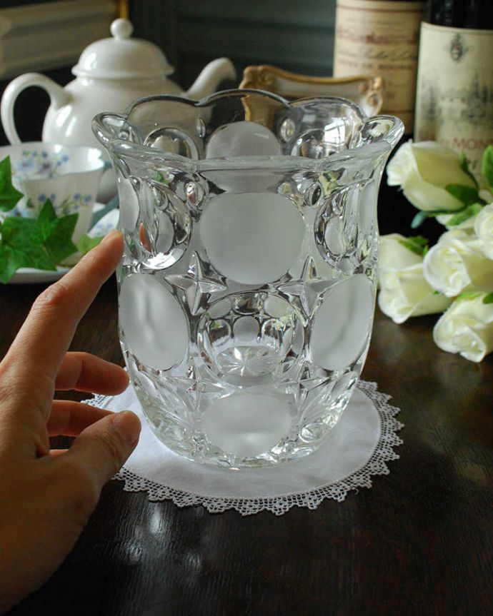 アンティーク 雑貨のガラス小物　アンティーク雑貨　アンティークガラスのフラワーベース、水玉が可愛いお花のようなプレスドグラス。飾るだけで絵になる美しさ。(pg-4511)