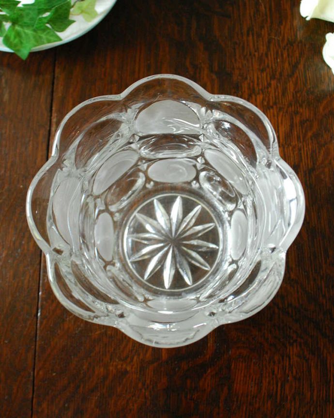 アンティーク 雑貨のガラス小物　アンティーク雑貨　アンティークガラスのフラワーベース、水玉が可愛いお花のようなプレスドグラス。上から見るとこんな感じです。(pg-4511)