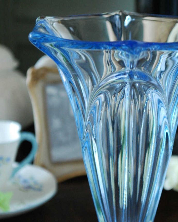 アンティーク 雑貨のガラス小物　アンティーク雑貨　透き通るブルーがお部屋の華やかなアクセント、アンティークフラワーベース（花器）。アンティークのため、多少の欠け・傷がある場合がありますが、使用上問題はありませんので、ご了承下さい。(pg-4512)