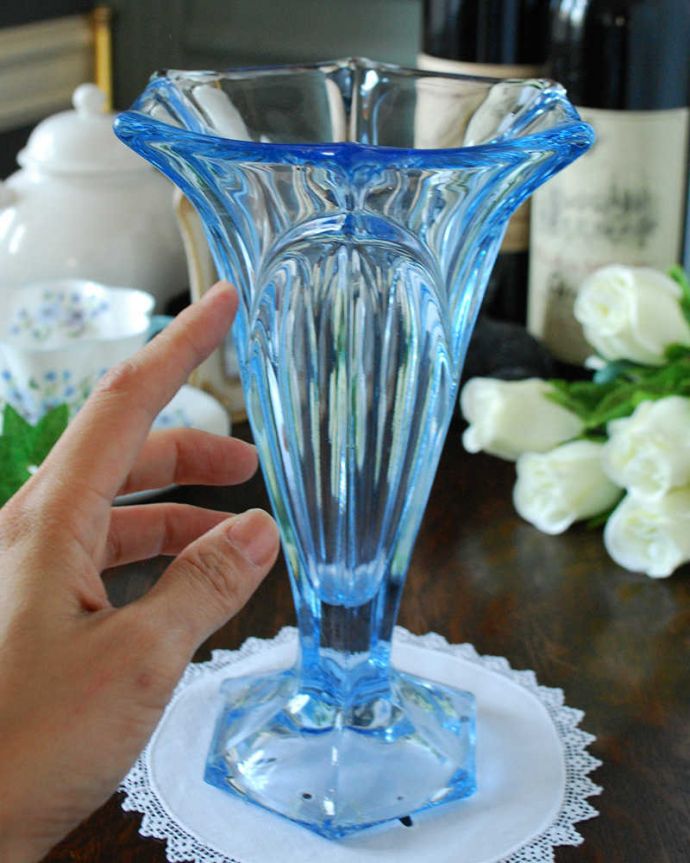 アンティーク 雑貨のガラス小物　アンティーク雑貨　透き通るブルーがお部屋の華やかなアクセント、アンティークフラワーベース（花器）。飾るだけで絵になる美しさ。(pg-4512)