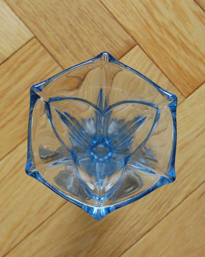アンティーク 雑貨のガラス小物　アンティーク雑貨　透き通るブルーがお部屋の華やかなアクセント、アンティークフラワーベース（花器）。上から見るとこんな感じです。(pg-4512)