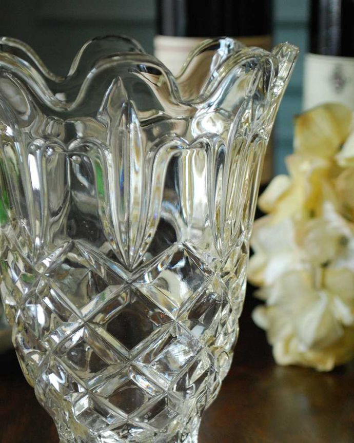 アンティーク 雑貨のガラス小物　アンティーク雑貨　お花が咲いた様な華やかなアンティークプレスドグラス、可愛い脚付きのフラワーベース。アンティークのため、多少の欠け・傷がある場合がありますが、使用上問題はありませんので、ご了承下さい。(pg-4514)