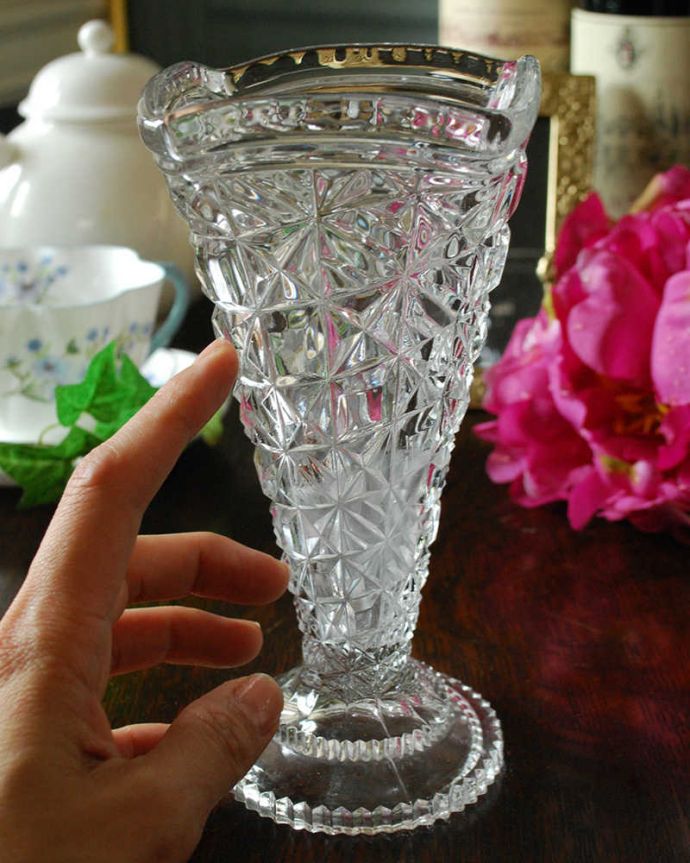 アンティーク 雑貨のガラス小物　アンティーク雑貨　スクエアのアンティークフラワーベース、お花と共に輝くプレスドグラス（花器）。気軽に使えるフラワーベース英国らしくいろんなサイズが見つかる花器。(pg-4515)