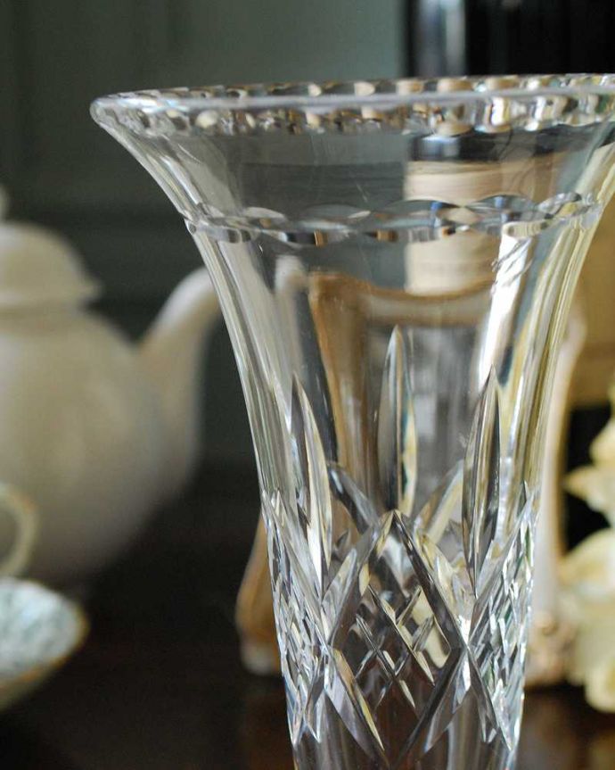 アンティーク 雑貨のガラス小物　アンティーク雑貨　どんなインテリアにも合うシンプルな一輪挿しプレスドグラス、フラワーベース。普段の生活にパッと華を添えてくれるアンティーク気軽に使えるアンティークのプレスドグラスの中で、もっとも英国らしいアイテムの花器。(pg-4516)