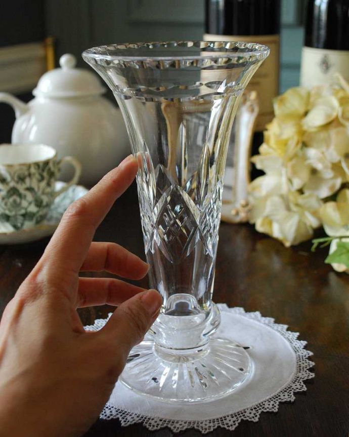 アンティーク 雑貨のガラス小物　アンティーク雑貨　どんなインテリアにも合うシンプルな一輪挿しプレスドグラス、フラワーベース。キラキラ輝く美しさ置いておくだけでも絵になるデザイン。(pg-4516)