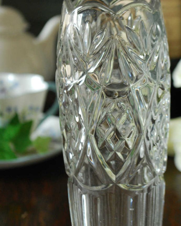 アンティーク 雑貨のガラス小物　アンティーク雑貨　細長いかたちが美しいフラワーベース、アンティークプレスドグラス（花器）。普段の生活にパッと華を添えてくれるアンティーク気軽に使えるアンティークのプレスドグラスの中で、もっとも英国らしいアイテムの花器。(pg-4517)