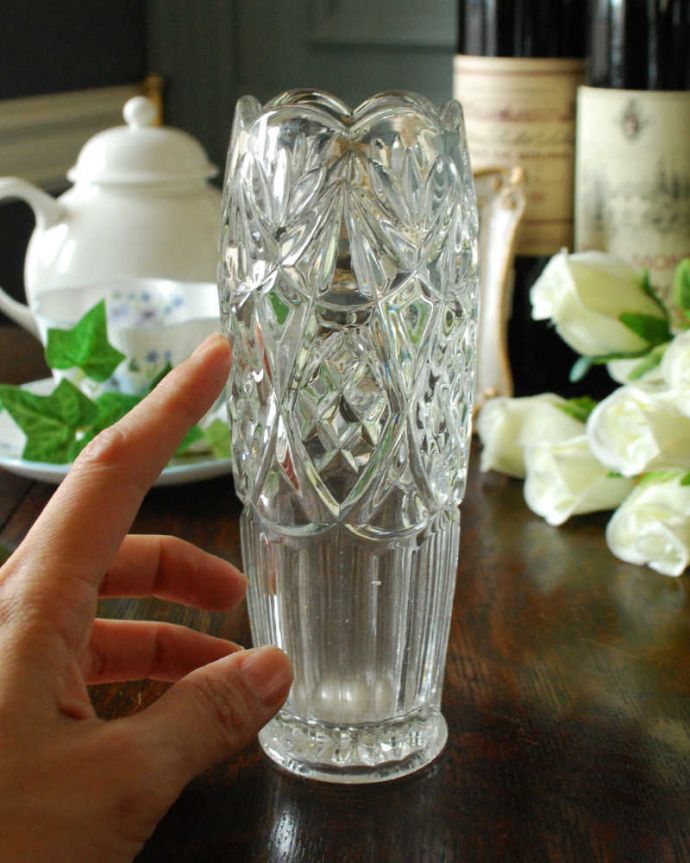 アンティーク 雑貨のガラス小物　アンティーク雑貨　細長いかたちが美しいフラワーベース、アンティークプレスドグラス（花器）。キラキラ輝く美しさ置いておくだけでも絵になるデザイン。(pg-4517)
