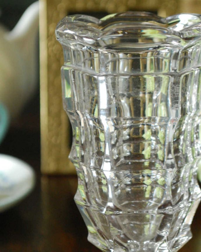 アンティーク 雑貨のガラス小物　アンティーク雑貨　綺麗なアンティークガラスの脚付きフラワーベース、（花器）プレスドグラス。普段の生活にパッと華を添えてくれるアンティーク気軽に使えるアンティークのプレスドグラスの中で、もっとも英国らしいアイテムの花器。(pg-4518)