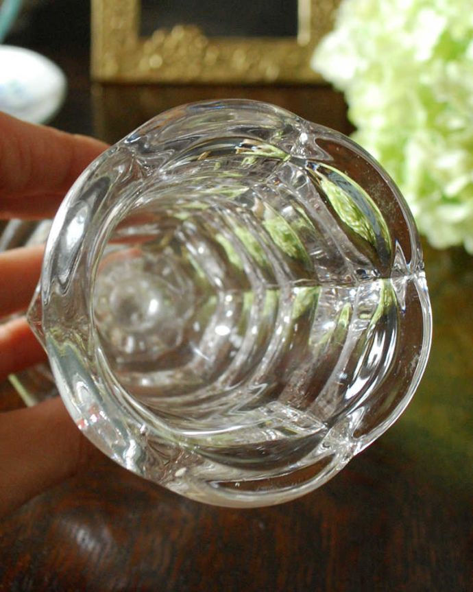 アンティーク 雑貨のガラス小物　アンティーク雑貨　綺麗なアンティークガラスの脚付きフラワーベース、（花器）プレスドグラス。上から見て中をチェックアンティークなので多少の欠けやキズがある場合がありますが、使用上問題ありませんのでご了承下さい。(pg-4518)