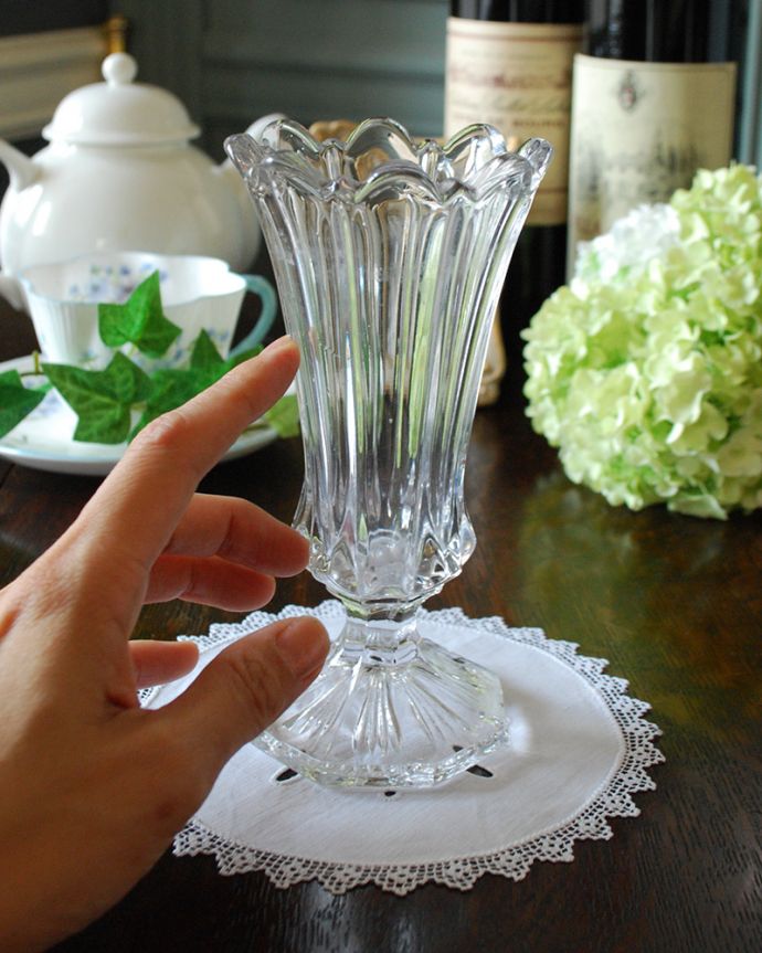 アンティーク 雑貨のガラス小物　アンティーク雑貨　お花の美しさを際立てる、縁どりが素敵なフラワーベース（花器）プレスドグラス。飾るだけで絵になる美しさ。(pg-4519)