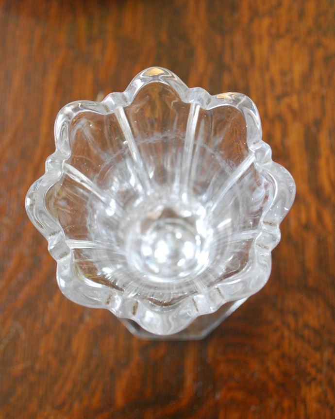アンティーク 雑貨のガラス小物　アンティーク雑貨　お花の美しさを際立てる、縁どりが素敵なフラワーベース（花器）プレスドグラス。上から見るとこんな感じです。(pg-4519)