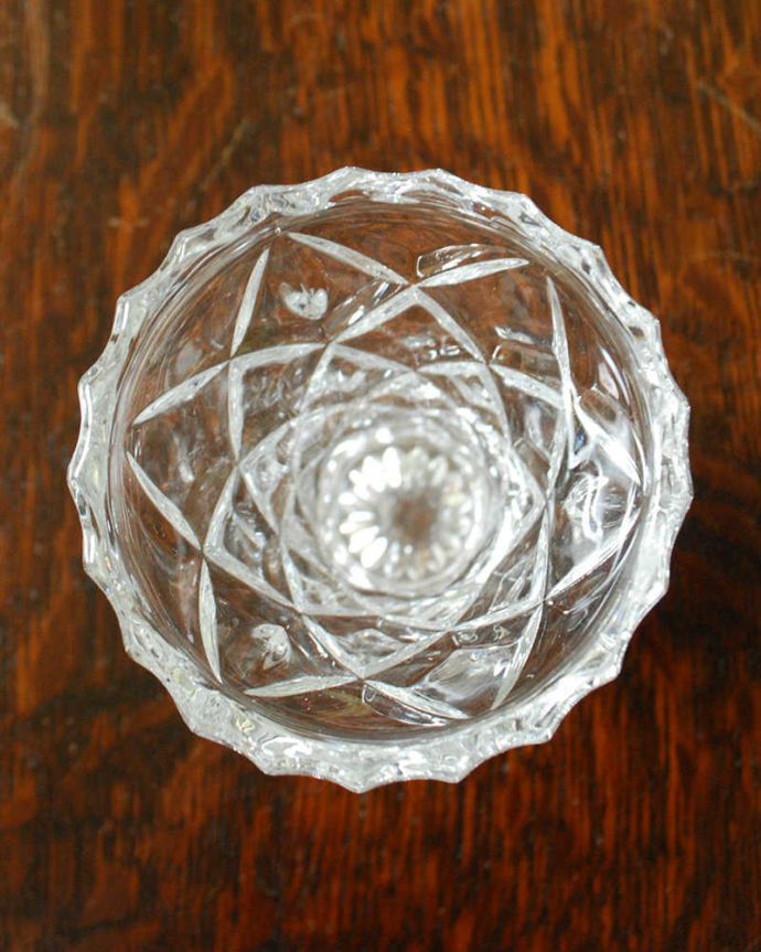 アンティーク 雑貨のガラス小物　アンティーク雑貨　アンティークの1輪挿し、ダイヤのカッティングがとっても可愛いフラワーベース。上から見るとこんな感じです。(pg-4520)