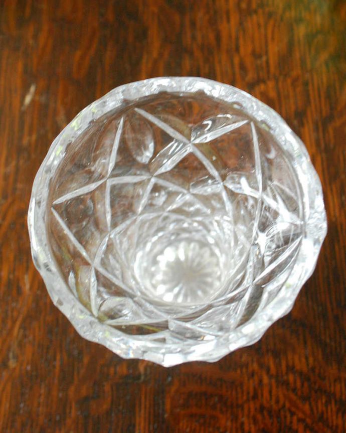 アンティーク 雑貨のガラス小物　アンティーク雑貨　アンティークの1輪挿し、小ぶりなサイズがとっても可愛いフラワーベース。上から見るとこんな感じです。(pg-4521)