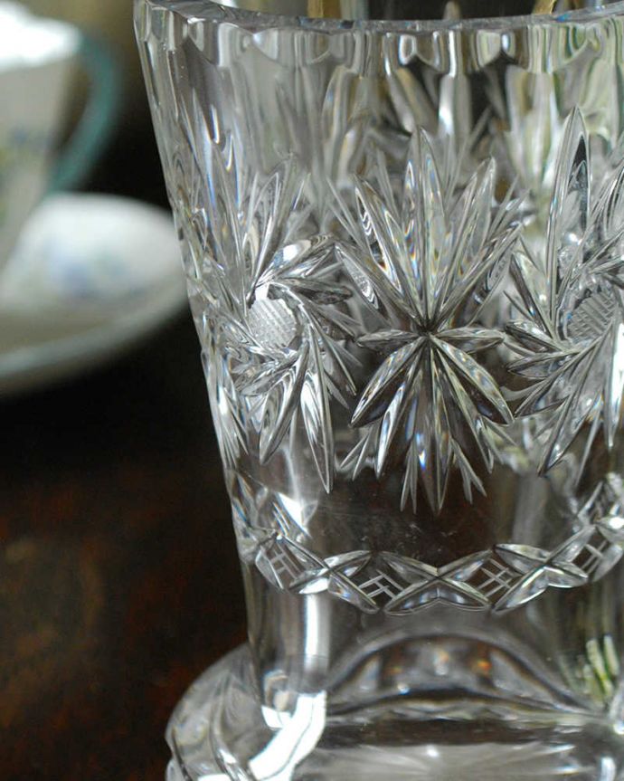 アンティーク 雑貨のガラス小物　アンティーク雑貨　イギリスのアンティークプレスドグラス、可愛い丸みのフラワーベース（花器）。アンティークのため、多少の欠け・傷がある場合がありますが、使用上問題はありませんので、ご了承下さい。(pg-4522)
