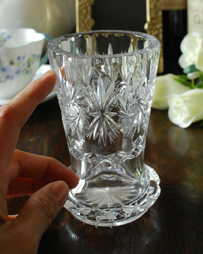 アンティーク 雑貨のガラス小物　アンティーク雑貨　イギリスのアンティークプレスドグラス、可愛い丸みのフラワーベース（花器）。１輪挿しにもオススメです。(pg-4522)
