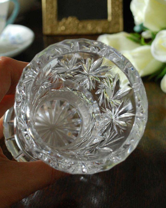 アンティーク 雑貨のガラス小物　アンティーク雑貨　イギリスのアンティークプレスドグラス、可愛い丸みのフラワーベース（花器）。上から見るとこんな感じです。(pg-4522)