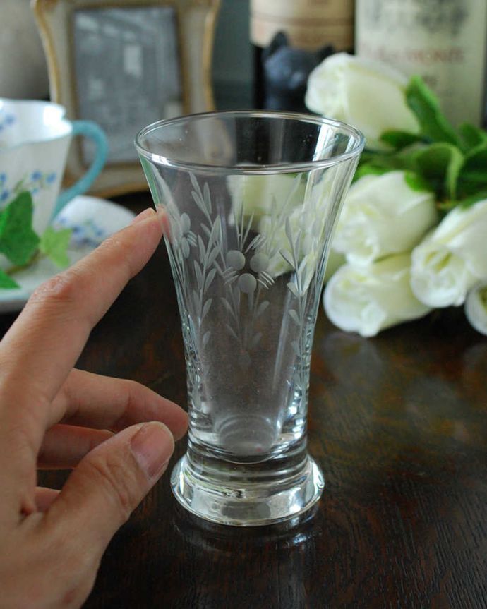 アンティーク 雑貨のガラス小物　アンティーク雑貨　お花がポイント、アンティークプレスドグラスのスィートグラス。使いやすい小さなサイズ器としてはもちろん1輪挿しにも使える小さくて使いやすいサイズ。(pg-4523)