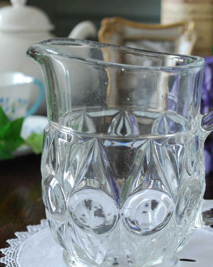 アンティーク 雑貨のガラス小物　アンティーク雑貨　少し大きめのアンティークガラス、プレスドグラスのミルクピッチャー。お茶の時間に欠かせないミルクピッチャーミルクティーが大好きな英国人が作ったガラスのミルクピッチャーは、たっぷりミルクが注げるようにサイズが大きめです。(pg-4524)