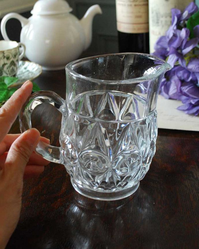 アンティーク 雑貨のガラス小物　アンティーク雑貨　少し大きめのアンティークガラス、プレスドグラスのミルクピッチャー。持ち手もしっかり付いています昔と同じようにミルクを入れて使うのはもちろん使い方は自由自在。(pg-4524)