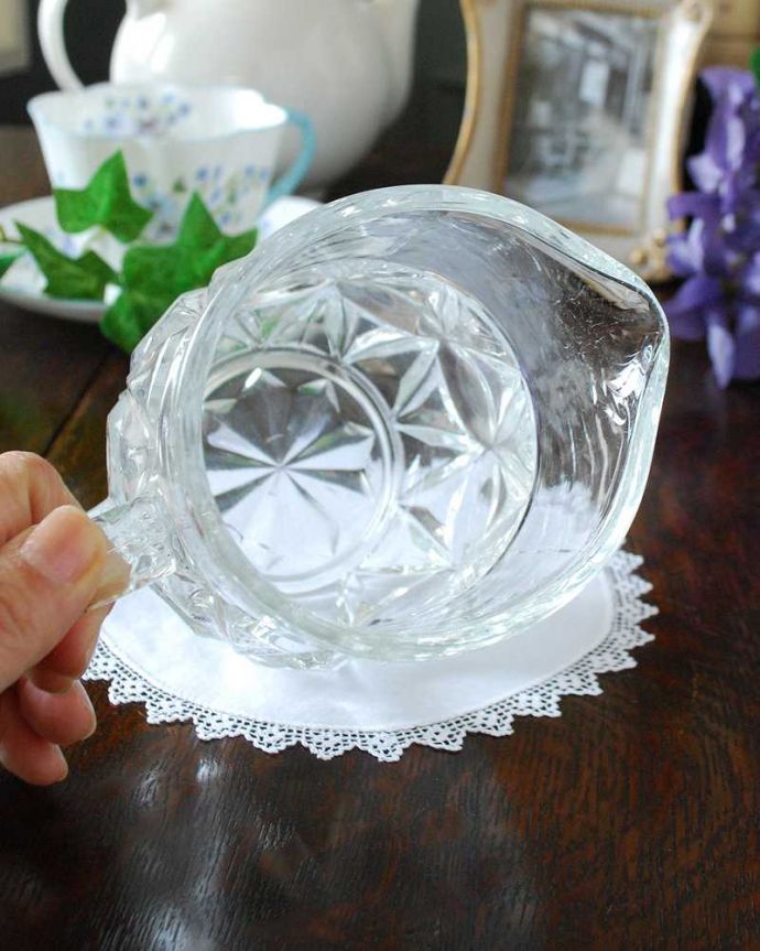アンティーク 雑貨のガラス小物　アンティーク雑貨　少し大きめのアンティークガラス、プレスドグラスのミルクピッチャー。上から見るとこんな感じです。(pg-4524)