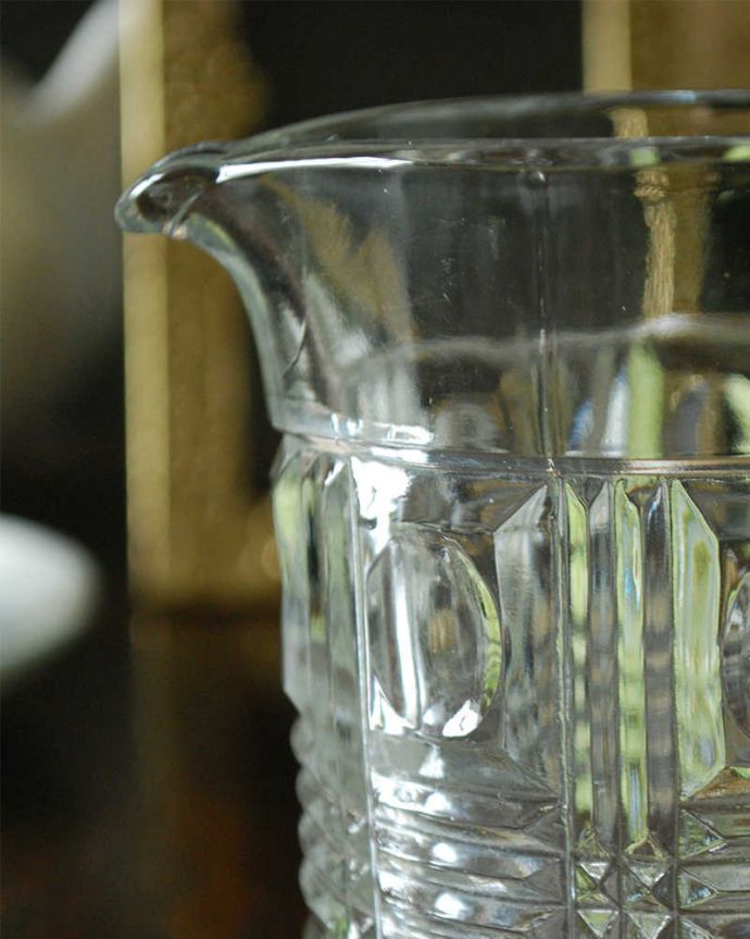 アンティーク 雑貨のガラス小物　アンティーク雑貨　テーブルを華やかに飾る小さなガラスピッチャー（アンティークプレスドグラス）。お茶の時間に欠かせないミルクピッチャーミルクティーが大好きな英国人が作ったガラスのミルクピッチャーは、たっぷりミルクが注げるようにサイズが大きめです。(pg-4527)