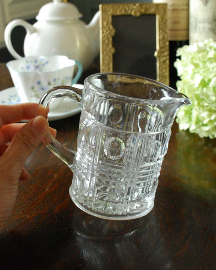 アンティーク 雑貨のガラス小物　アンティーク雑貨　テーブルを華やかに飾る小さなガラスピッチャー（アンティークプレスドグラス）。持ち手もしっかり付いています昔と同じようにミルクを入れて使うのはもちろん使い方は自由自在。(pg-4527)