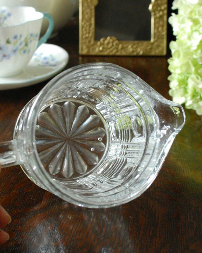 アンティーク 雑貨のガラス小物　アンティーク雑貨　テーブルを華やかに飾る小さなガラスピッチャー（アンティークプレスドグラス）。上から見るとこんな感じです。(pg-4527)