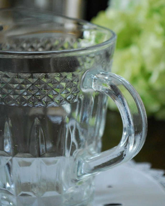 アンティーク 雑貨のガラス小物　アンティーク雑貨　空間を華やかに飾る小さなガラスピッチャー（アンティークプレスドグラス）。お茶の時間に欠かせないミルクピッチャーミルクティーが大好きな英国人が作ったガラスのミルクピッチャーは、たっぷりミルクが注げるようにサイズが大きめです。(pg-4528)