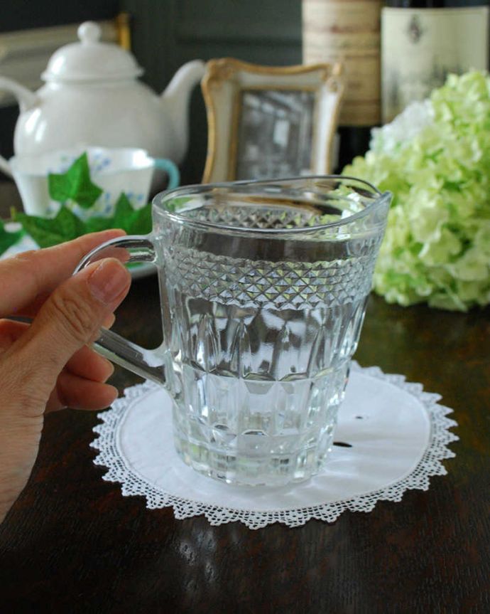 アンティーク 雑貨のガラス小物　アンティーク雑貨　空間を華やかに飾る小さなガラスピッチャー（アンティークプレスドグラス）。持ち手もしっかり付いています昔と同じようにミルクを入れて使うのはもちろん使い方は自由自在。(pg-4528)