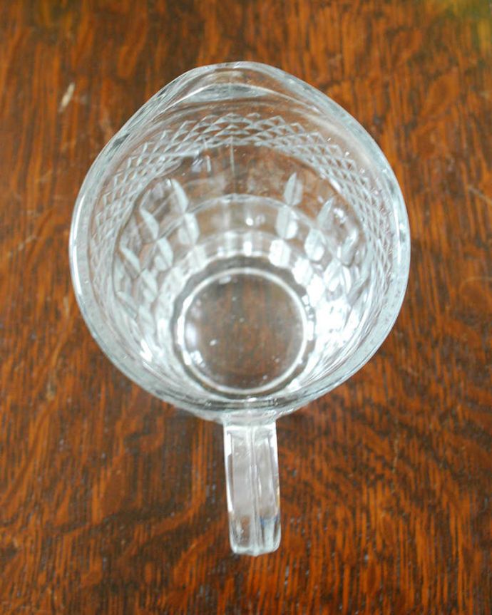 アンティーク 雑貨のガラス小物　アンティーク雑貨　空間を華やかに飾る小さなガラスピッチャー（アンティークプレスドグラス）。上から見るとこんな感じです。(pg-4528)