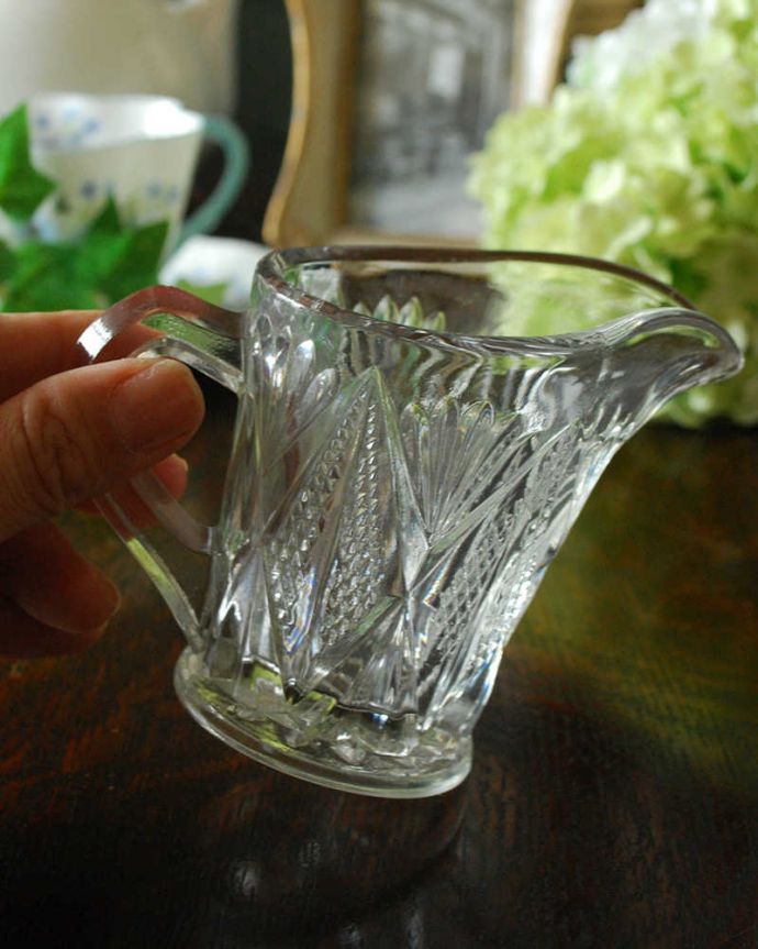 アンティーク 雑貨のガラス小物　アンティーク雑貨　表情豊かなダイヤ模様の小さなガラスピッチャー（アンティークプレスドグラス）。持ち手もしっかり付いています昔と同じようにミルクを入れて使うのはもちろん使い方は自由自在。(pg-4531)