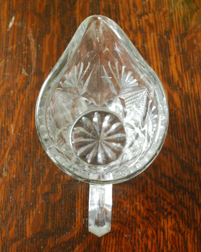 アンティーク 雑貨のガラス小物　アンティーク雑貨　表情豊かなダイヤ模様の小さなガラスピッチャー（アンティークプレスドグラス）。上から見るとこんな感じです。(pg-4531)