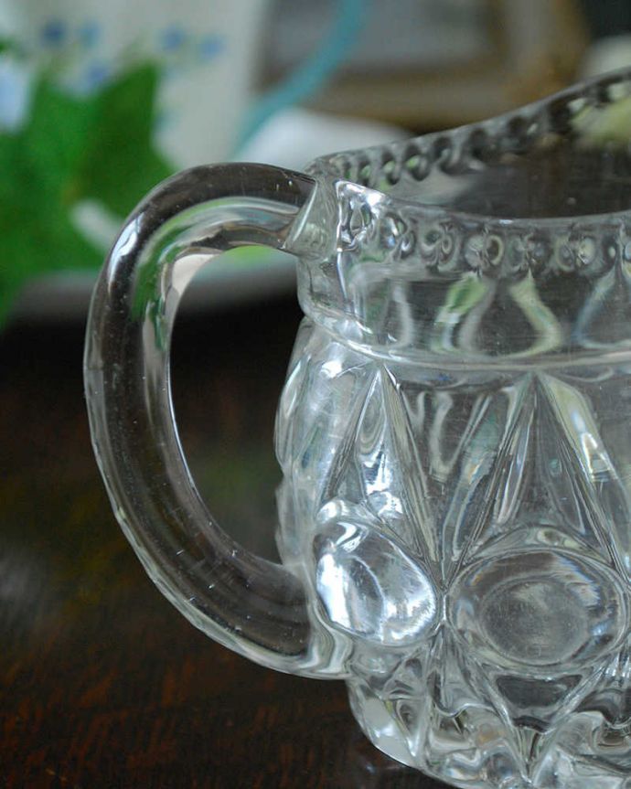 アンティーク 雑貨のガラス小物　アンティーク雑貨　水玉模様が可愛いガラスピッチャー、アンティークのプレスドグラス。お茶の時間に欠かせないミルクピッチャーミルクティーが大好きな英国人が作ったガラスのミルクピッチャーは、たっぷりミルクが注げるようにサイズが大きめです。(pg-4532)