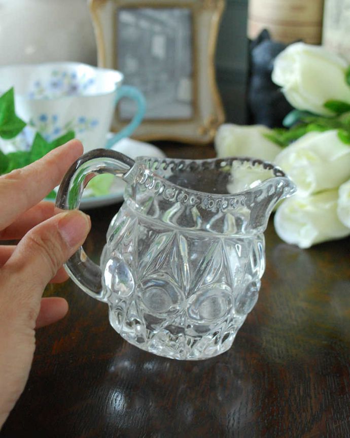 アンティーク 雑貨のガラス小物　アンティーク雑貨　水玉模様が可愛いガラスピッチャー、アンティークのプレスドグラス。持ち手もしっかり付いています昔と同じようにミルクを入れて使うのはもちろん使い方は自由自在。(pg-4532)