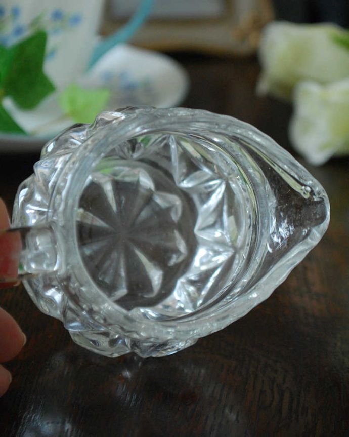 アンティーク 雑貨のガラス小物　アンティーク雑貨　水玉模様が可愛いガラスピッチャー、アンティークのプレスドグラス。上から見るとこんな感じです。(pg-4532)
