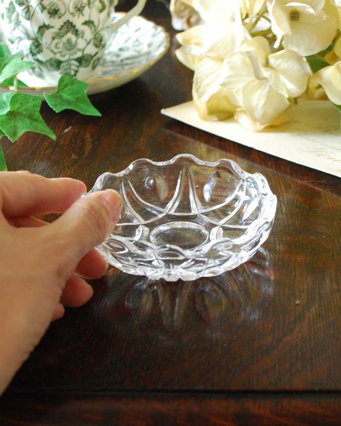 アンティーク 雑貨のガラス小物　アンティーク雑貨　アンティークガラスの小さなトレー、英国のプレスドグラス。小さなサイズが可愛い何個でも集めたくなっちゃう手のひらサイズ。(pg-4538)