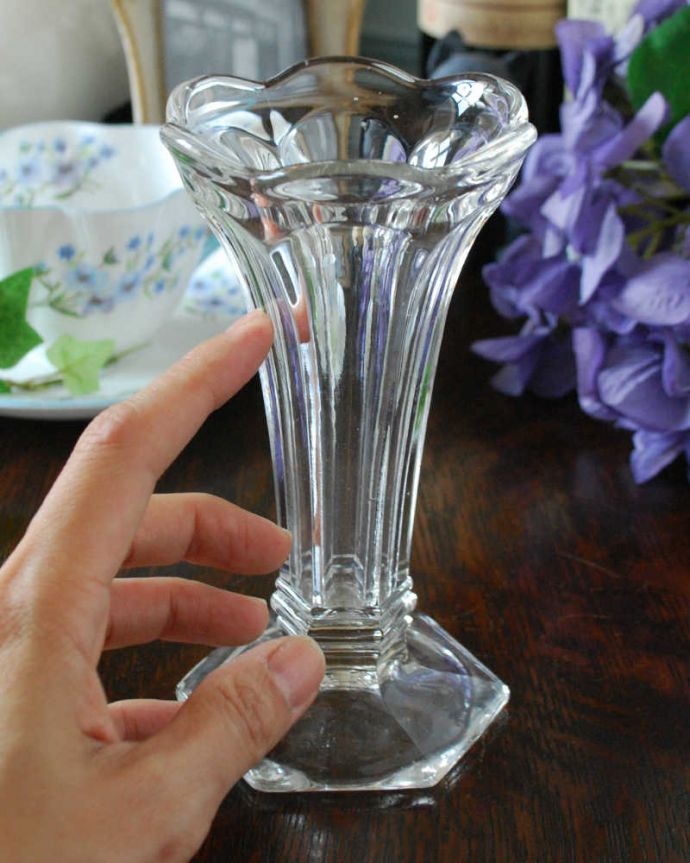 アンティーク 雑貨のガラス小物　アンティーク雑貨　お花のようなキレイなかたち、アンティークプレスドグラスのフラワーベース（花器）。お花を１輪挿すだけ花器が美しいので１輪挿すだけでパッと華やかになります。(pg-4539)