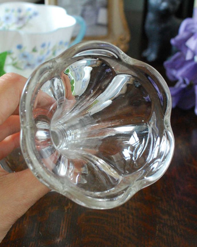 アンティーク 雑貨のガラス小物　アンティーク雑貨　お花のようなキレイなかたち、アンティークプレスドグラスのフラワーベース（花器）。上から見るとこんな感じですアンティークなので多少のキズ・欠けがある場合がありますが、使用上問題ありませんのでご了承下さい。(pg-4539)