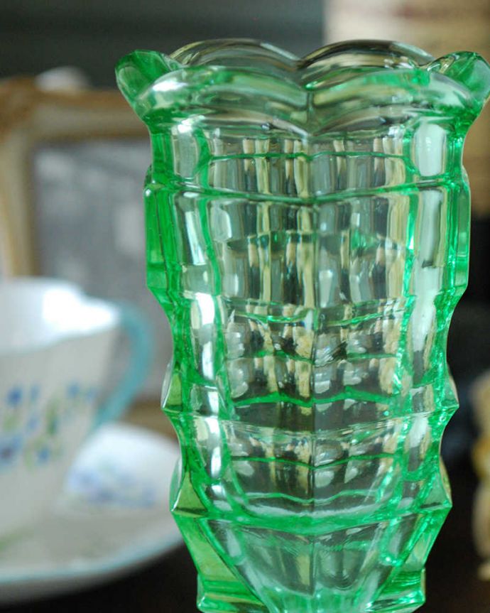 アンティーク 雑貨のガラス小物　アンティーク雑貨　瑞々しいグリーンの花器で華やかに、アンティークフラワーベース（花器）。アンティークのため、多少の欠け・傷がある場合がありますが、使用上問題はありませんので、ご了承下さい。(pg-4540)