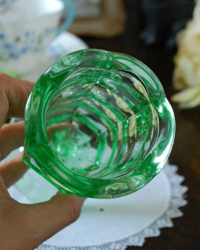 アンティーク 雑貨のガラス小物　アンティーク雑貨　瑞々しいグリーンの花器で華やかに、アンティークフラワーベース（花器）。上から見るとこんな感じです。(pg-4540)