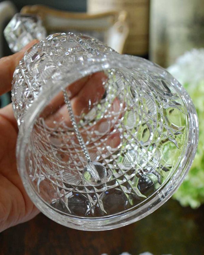 アンティーク 雑貨のガラス小物　アンティーク雑貨　ドットのカッティングが美しいクリアガラスのディナーベル、アンティークプレスドグラス。美しい音色を楽しんでください。(pg-4541)