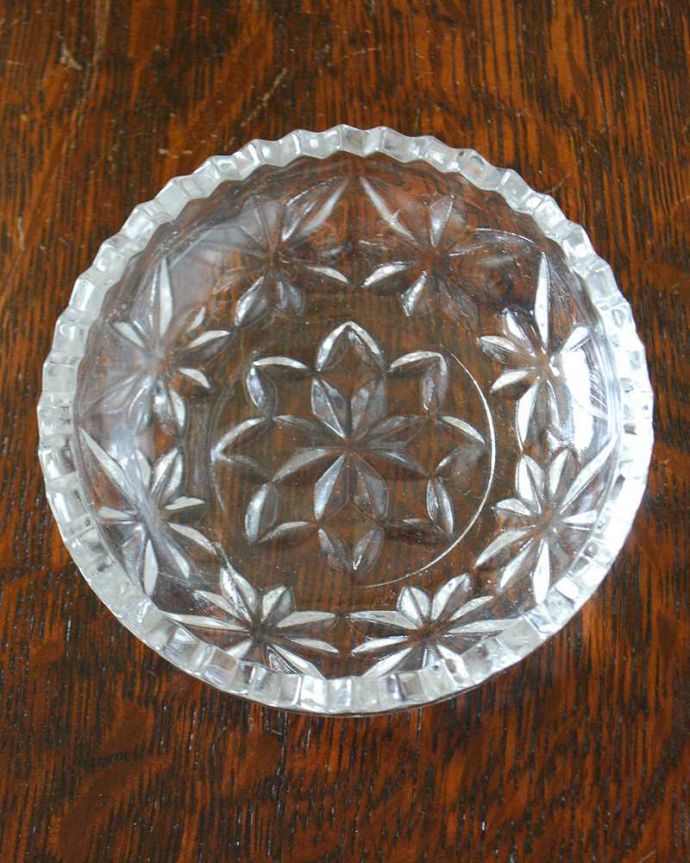 アンティーク 雑貨のガラス小物　アンティーク雑貨　和小物とも合うアンティーク雑貨、プレスドグラスのプレート（アンティークトレー）。上から見るとこんな感じです。(pg-4542)