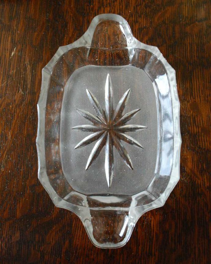 アンティーク 雑貨のガラス小物　アンティーク雑貨　シンプルなカッティングが大人っぽいガラストレー（プレート）、アンティークプレスドグラス 。上から見るとこんな感じです。(pg-4544)