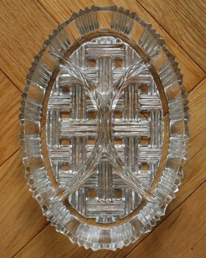 アンティーク 雑貨のガラス小物　アンティーク雑貨　バスケットの編み目のような可愛いデザインの仕切り付きガラストレー（アンティークプレスドグラス）。上から見るとこんな感じです。(pg-4546)