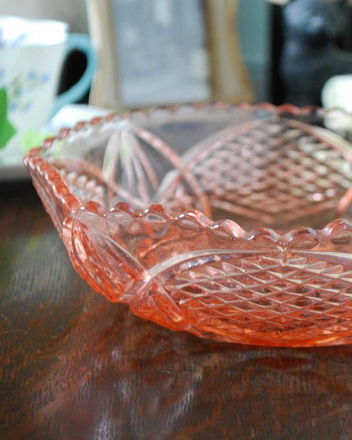 アンティーク 雑貨のガラス小物　アンティーク雑貨　カッティングが可愛いサーモンピンクのアンティークボウル、プレスドグラス。食事の時間を楽しく過ごすために作られた器貴重だったガラスがプレスドグラスの発達によって気軽に手に入るようになった時代に作られたテーブルウェア。(pg-4548)