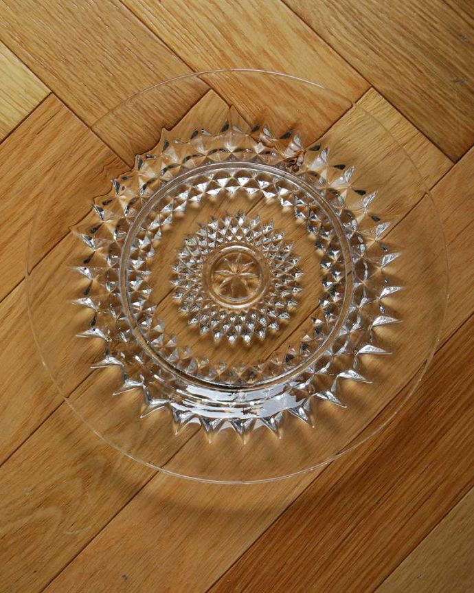 アンティーク 雑貨のガラス小物　アンティーク雑貨　太陽のようなデザインのガラスプレート、アンティークガラス食器。上から見るとこんな感じです。(pg-4550)