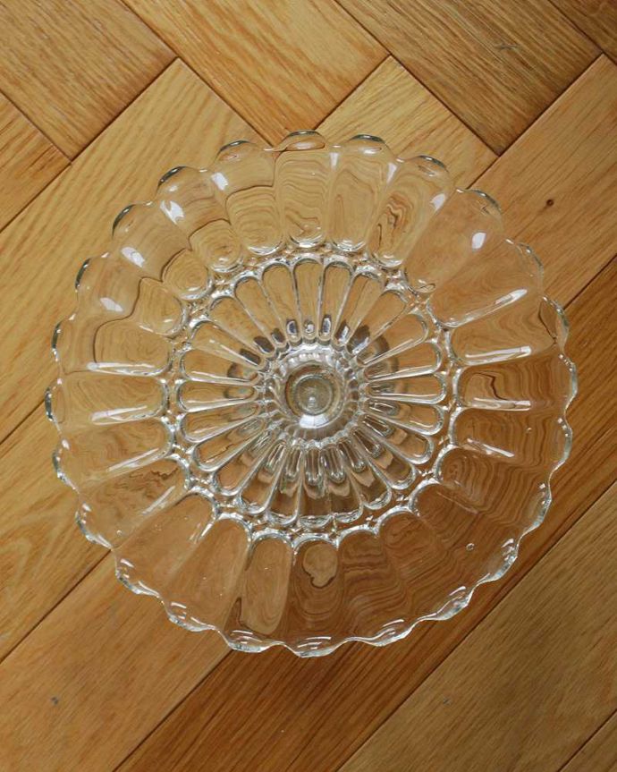 アンティーク 雑貨のガラス小物　アンティーク雑貨　アンティークのガラスコンポート、お花が咲いたケーキスタンド（プレスドグラス）。上から見るとこんな感じです。(pg-4552)