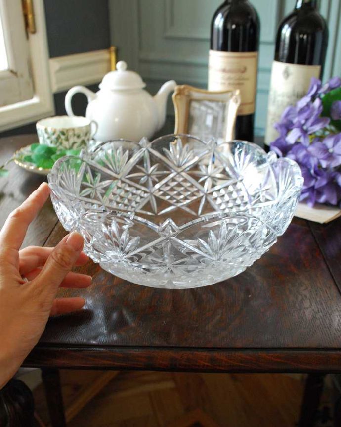 アンティーク 雑貨のガラス小物　アンティーク雑貨　キラキラと美しく輝くアンティークプレスドグラスのガラスボウル。いろいろ便利に使えます食卓で使うのはもちろん、お花を浮かべたり、花器代わりに使ったりと自分だけの使い方を楽しんで下さい。(pg-4553)