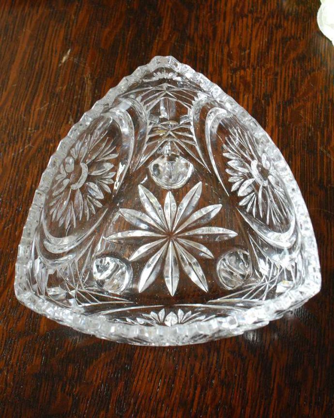 アンティーク 雑貨のガラス小物　アンティーク雑貨　珍しい三角の形のガラスボウル、アンティークプレスドグラス。上から見るとこんな感じです。(pg-4558)